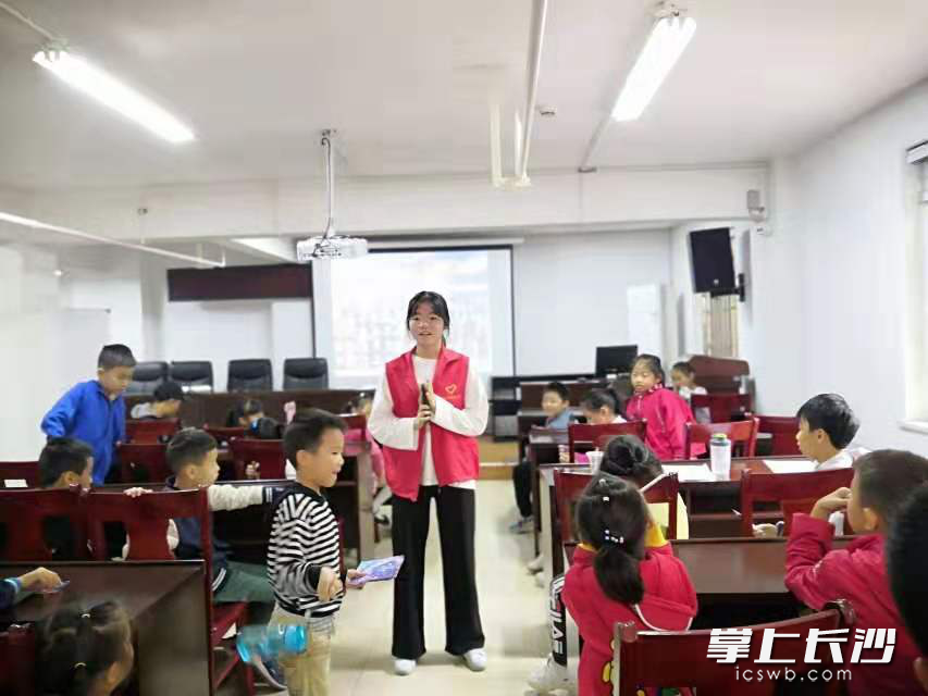 志愿者引导青少年相互认识。