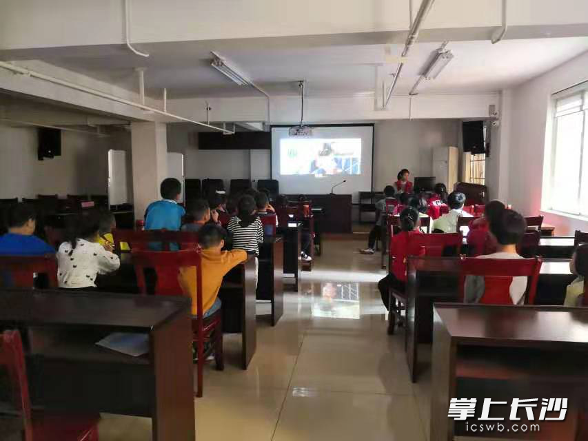 志愿者带领青少年进行观影。