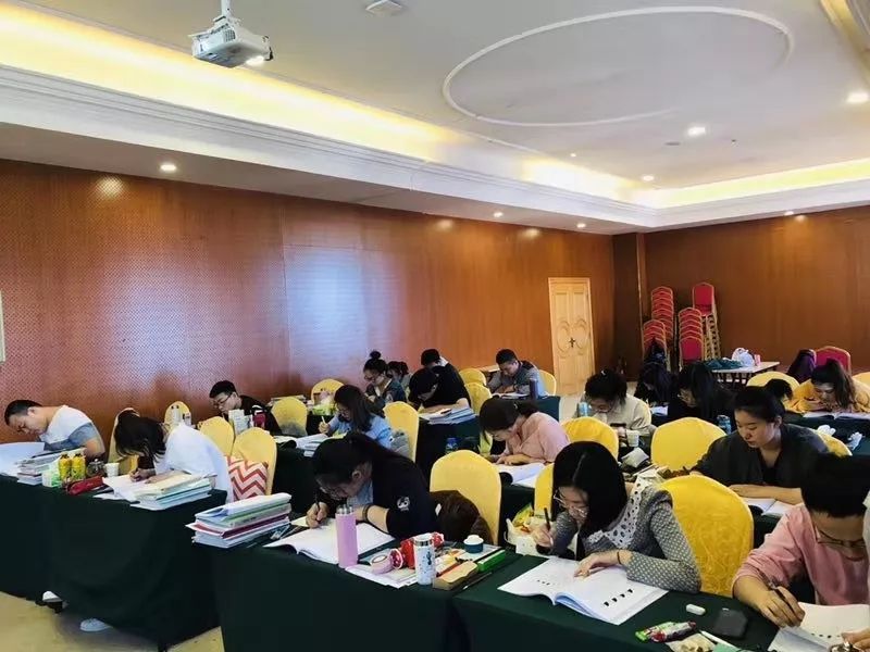 正在封闭班学习的考生 受访者供图