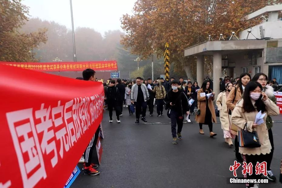 资料图： 考生走出考场  中新社记者 王中举 摄