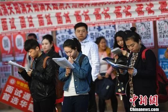 资料图： 山西太原，参加公务员考试的考生走进考点 韦亮 摄