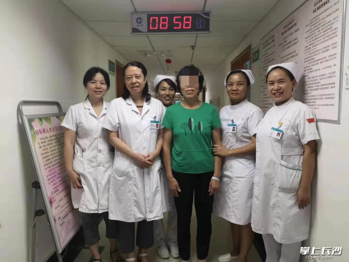 患者复查后得知病情恢复良好与妇科医护人员合影。由医院供图