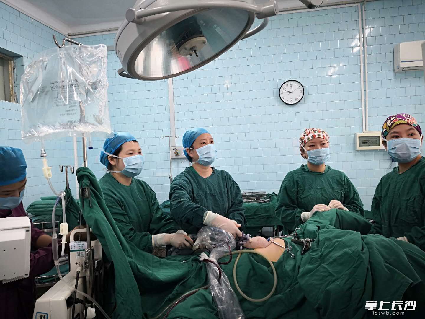 刘丽文（左二）率领的手术团队在为患者进行手术治疗。