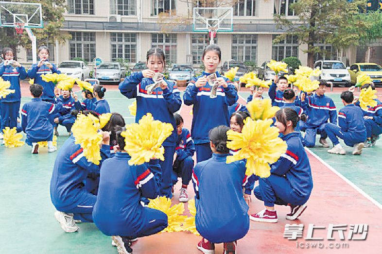 数钞票谁有我强，长沙财经学校学生进行技能表演。均为学校供图