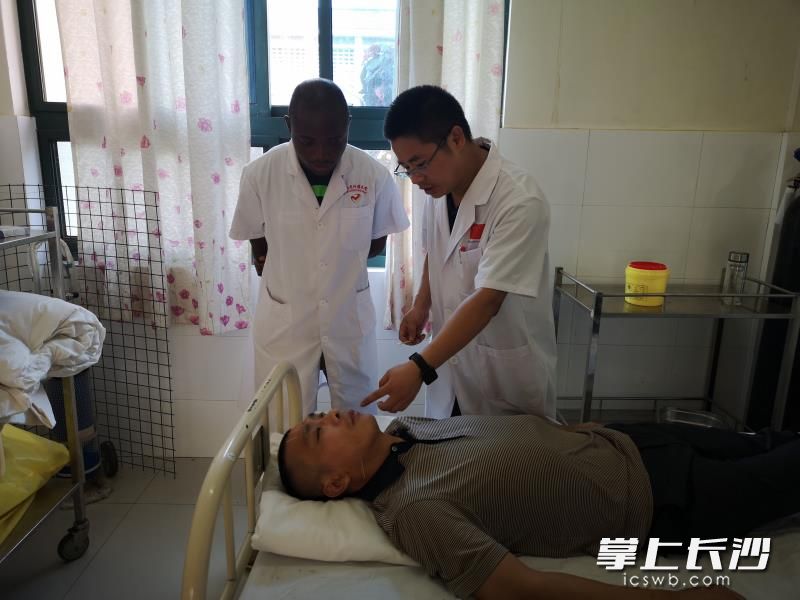 周伟医生（右一）在给患者做治疗的同时向当地中医学生传授面瘫治疗技巧。照片由援塞医疗队员谢琼 摄