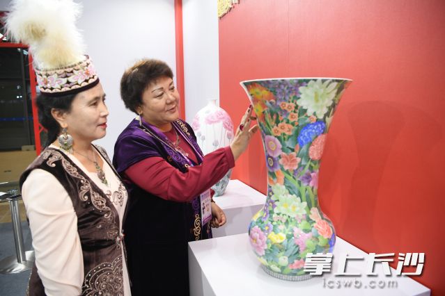 醴陵陶瓷亮相进博会“非物质文化遗产暨中华老字号”文化展