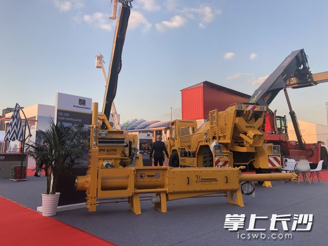 进博会上三一集团旗下德国“大象”普茨迈斯特的三台工程机械实现了在中国的首秀