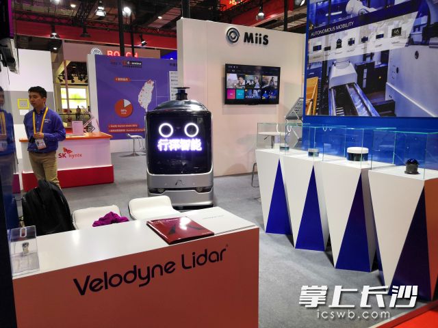 长沙行深智能科技有限公司自主研发的无人车产品——超影1000C亮相进博会。