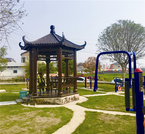 随着村级集体经济的发展壮大，村民活动广场越来越漂亮。