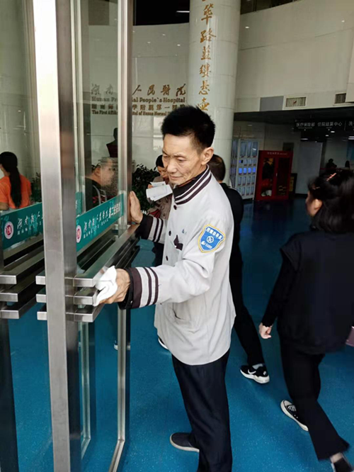 贺师傅是吉立物业的保洁员，七十年代的“老兵”。