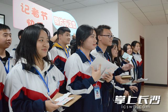 11月8日，长沙高新技术工程学校“雏鹰”记者造访长沙高新区麓谷采编中心。黄荣佳 摄