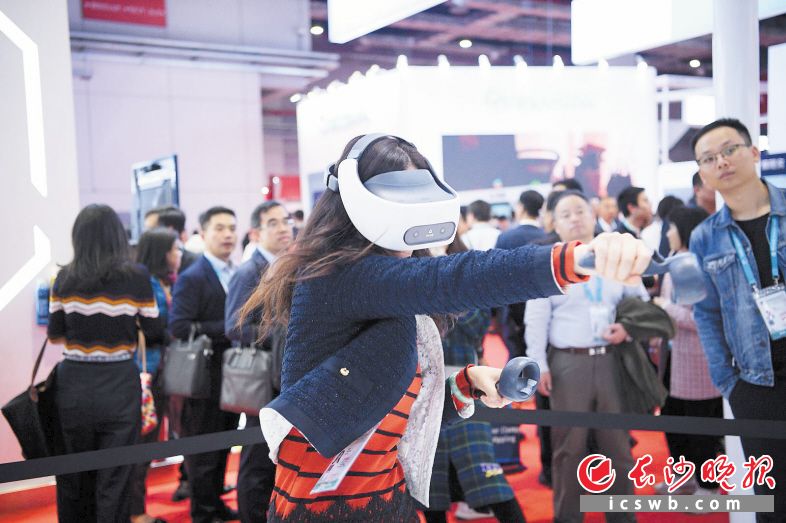一位观众正在忘情体验VR技术。 一位观众正在忘情体验VR技术。