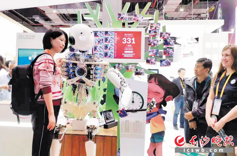 会卖萌、会自拍的机器人Roboy。 会卖萌、会自拍的机器人Roboy。