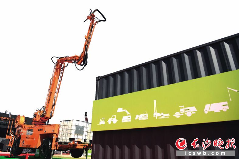 中联重科旗下混凝土机械品牌CIFA亮相进博会。图片均为长沙晚报特派全媒体记者 石祯专 刘捷萍 摄影报道 中联重科旗下混凝土机械品牌CIFA亮相进博会。图片均为长沙晚报特派全媒体记者 石祯专 刘捷萍 摄影报道