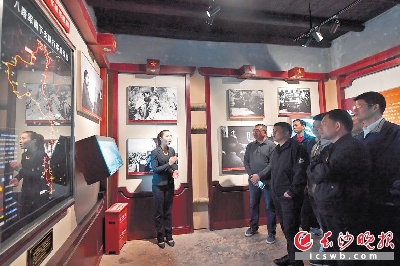 来到王震故居参观的游客络绎不绝。长沙晚报全媒体记者 王志伟 摄