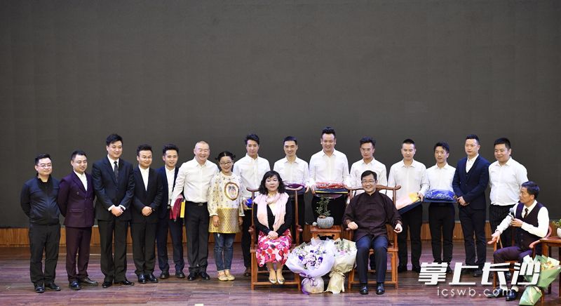 大兵和他的徒弟们。均为长沙晚报全媒体记者 余劭劼 摄 大兵和他的徒弟们。均为长沙晚报全媒体记者 余劭劼 摄