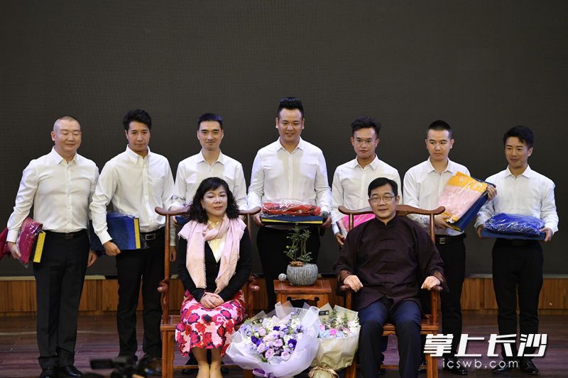 大兵及其夫人和七位徒弟。 大兵及其夫人和七位徒弟。