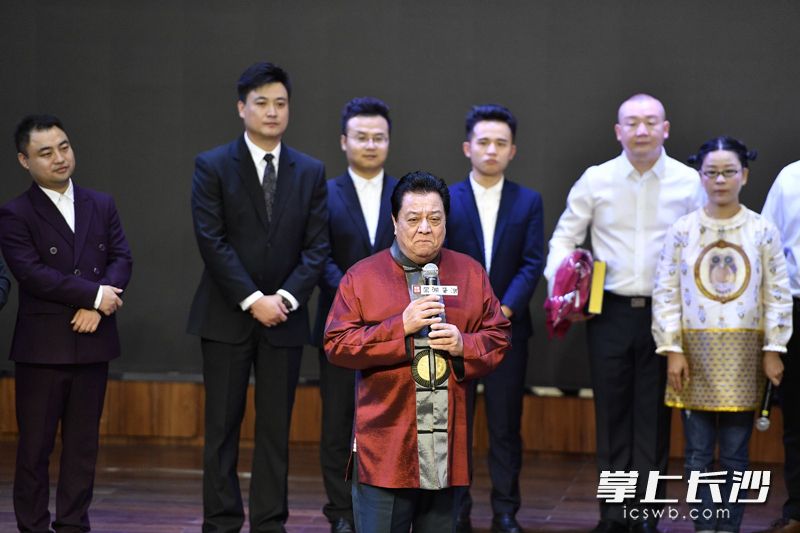 现场还举行了著名相声大师李金斗先生的收徒仪式。 现场还举行了著名相声大师李金斗先生的收徒仪式。