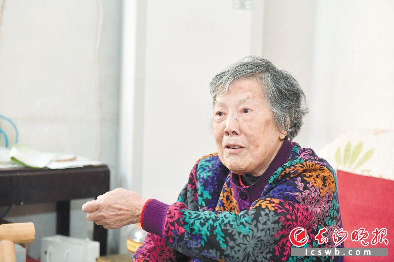 11月14日，年过九旬的潘侠仁老人在家中向记者讲述父亲潘心元生前过往，“父亲参加革命，把心与首都交给党了，随时准备牺牲一切。”说到动情处，潘侠仁眼中泪光闪烁。长沙晚报全媒体记者 余劭劼 摄