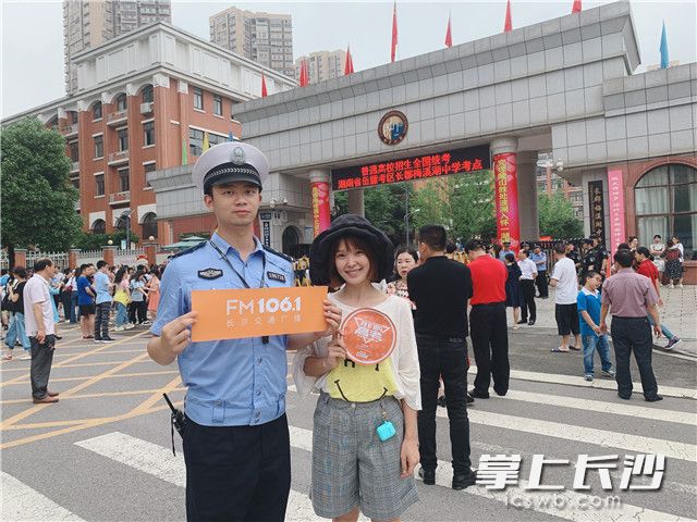 张游楠（右）