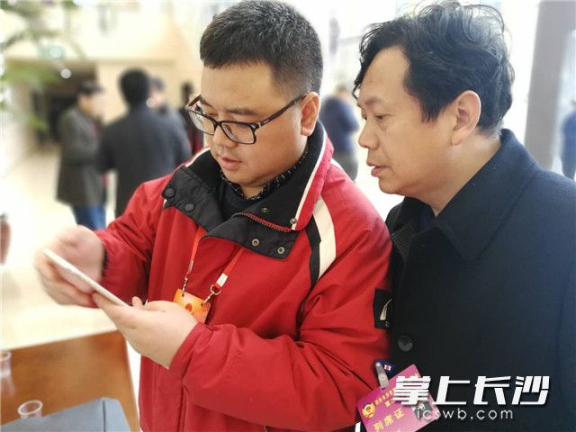 林之乐（左）