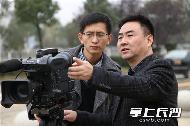 黄称忠（右）