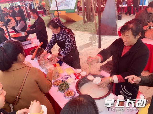 贺大姐擂茶的摊位前挤满等待品尝的游客。
