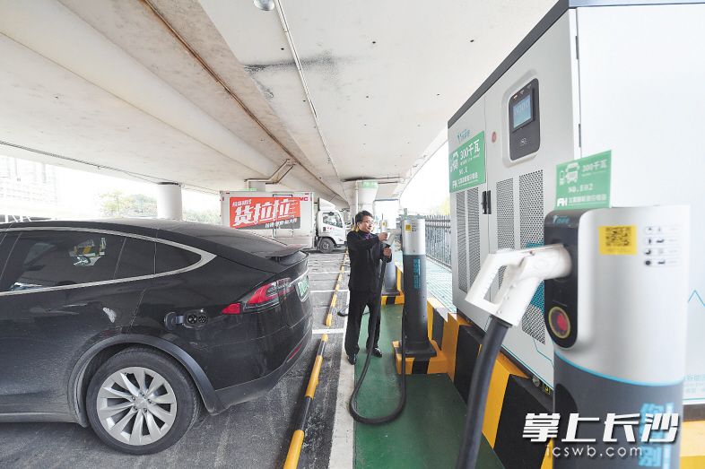 湖南最大的新能源充电站——飞狐新能源充电站位于开福区四方坪高架桥下。目前拥有164支充电枪，可满足网约车、公交车、物流车等的充电需求。 长沙晚报全媒体记者 王志伟 摄