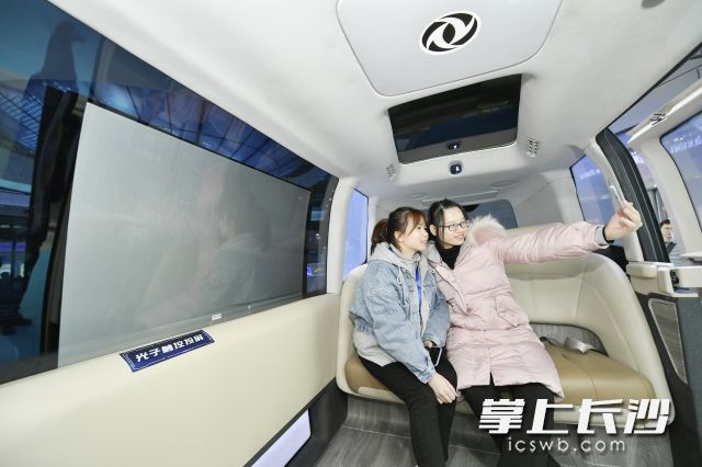 在湘江新区展台5g智能网联车吸引了不少观展商围观。照片均为长沙晚报全媒体记者 黄启晴 摄