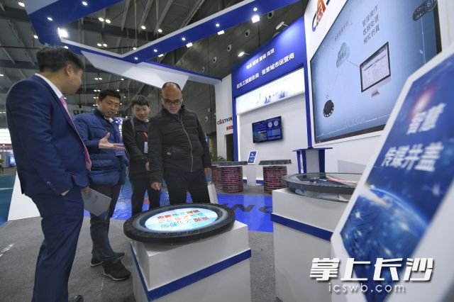 一家企业研发的智能传媒井盖吸引了不少人的目光。据悉，这个井盖可以承载12重量且可以实现手机互联。