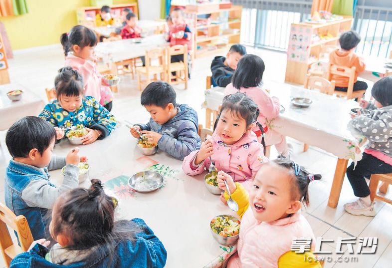 普惠幼儿园孩子们正在吃午餐，每天都有专业的营养师配餐，伙食费300元/月/人。