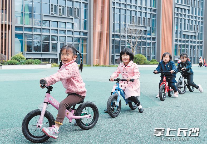 现代化的办园硬件，为孩子们提供健康快乐的成长环境。