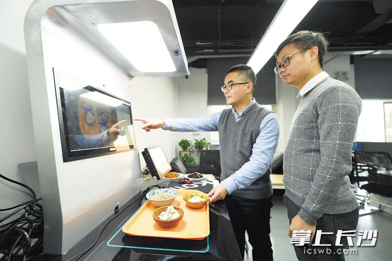 睿图智能今年研制出智能结算平台，已成功应用于长沙高职院校和连锁餐饮机构。长沙晚报全媒体记者 黄启晴 摄