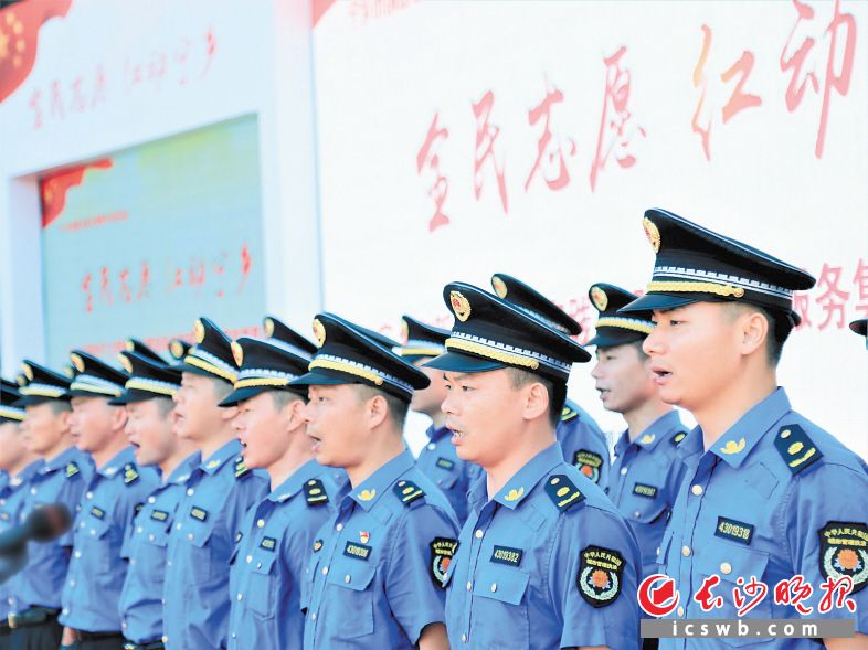 城管队员们喊出强有力的口号，表示要为宁乡创建全国文明城市做出努力。张禹 张进良 摄影报道