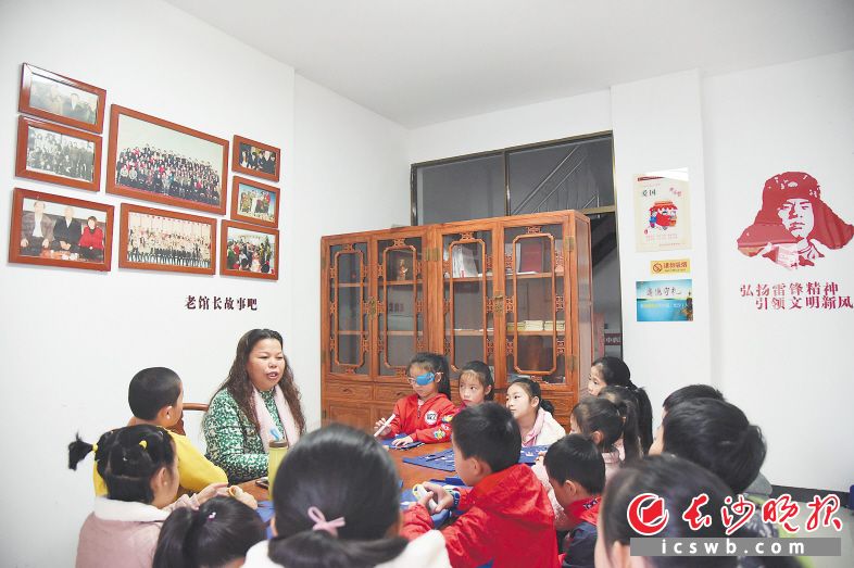 麓谷街道和馨园社区的老馆长故事吧内，雷锋的堂侄女雷伯元给孩子们讲雷锋学习的故事。 长沙晚报全媒体记者 刘琦 摄