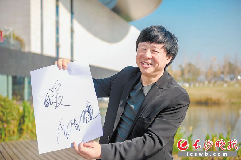 　李自健推荐“暖”为2019湖南年度字。长沙晚报全媒体记者 陈飞 摄