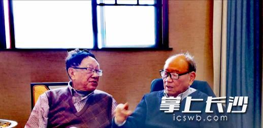 邹昆山与张步真先生交谈。