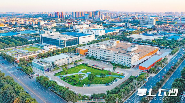 位于望城经开区的澳优乳业智慧工厂占地仅60.5亩，采用智能工艺、智能装配、智能生产系统、智能管理系统，实现了自动化、数字化、可视化。 长沙晚报全媒体记者 邹麟 摄