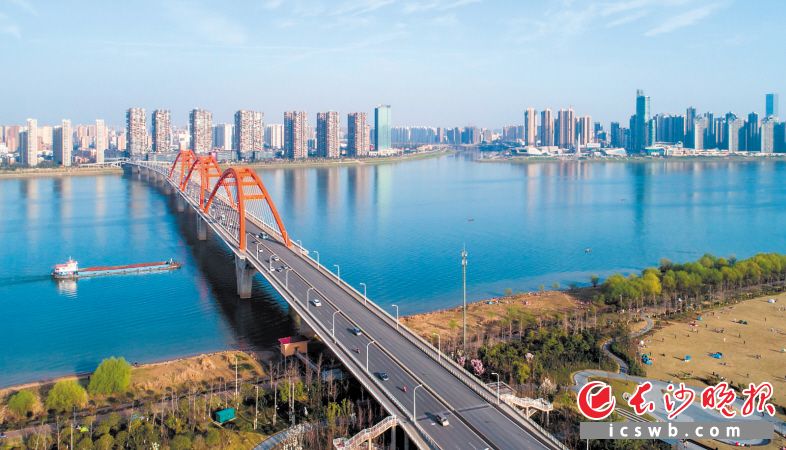 从福元路大桥西头东望，水天一色的长沙就像一幅美丽的画卷。长沙晚报全媒体记者 邹麟 摄