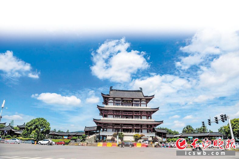 蓝天白云下的杜甫江阁。长沙晚报全媒体记者 陈飞 摄