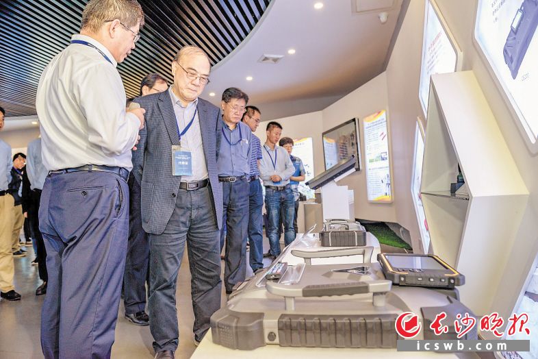 2019年4月，市科协联合市委组织部、市工信局、湖南湘江新区等单位，共同举办“院士专家长沙行”暨中国工程院“互联网+”行动计划（2035）项目中期研讨会，11位院士和60多名专家分组深入长沙相关园区企业考察。图中左二为刘经南院士。 陈飞 摄