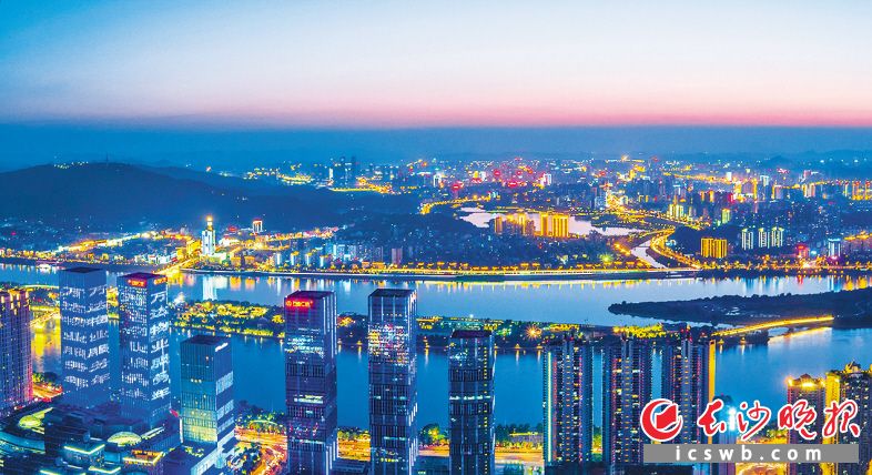 推进亮化城市规划，让高品质夜景亮化成为繁荣长沙“夜经济”的“催化剂”。长沙晚报全媒体记者 罗杰科 摄