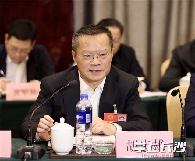 胡忠雄感谢代表们饱含深情、肩负使命的建言献策。