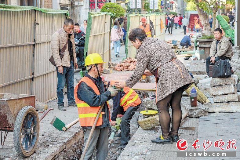 2019年11月，天心区对太平街电路进行改造，让周边群众生活更安全更方便。长沙晚报全媒体记者 陈飞 摄
