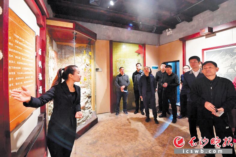 主题教育开展以来，前来王震故居参观学习的党员群众络绎不绝。 长沙晚报全媒体记者 王志伟 摄
