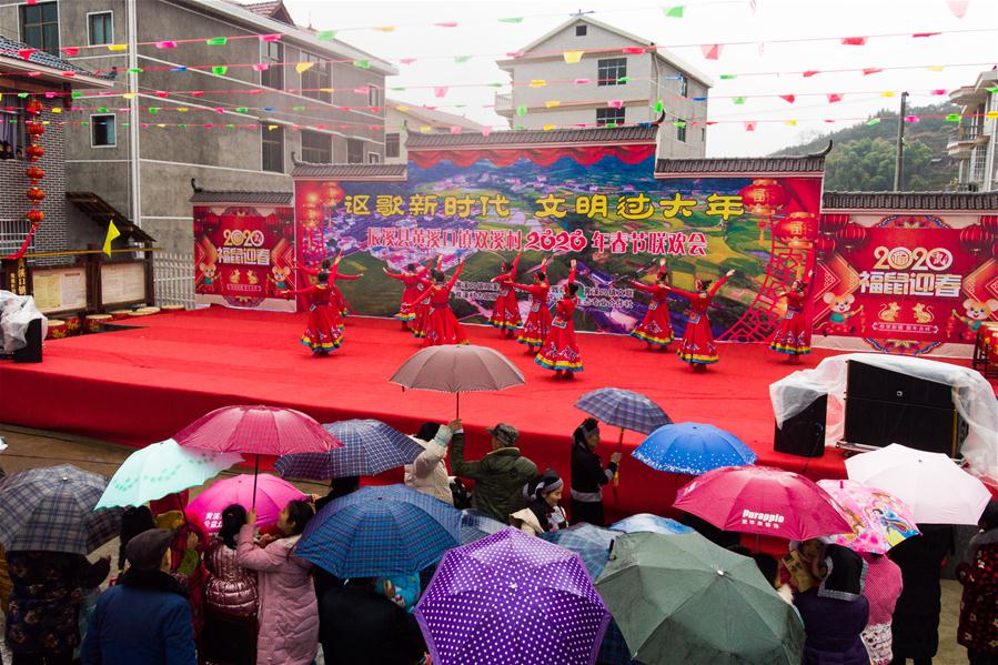 1月15日，在湖南省辰溪县双溪村，村民冒雨观看联欢会活动（无人机照片）。新华社发（陈思汗摄）