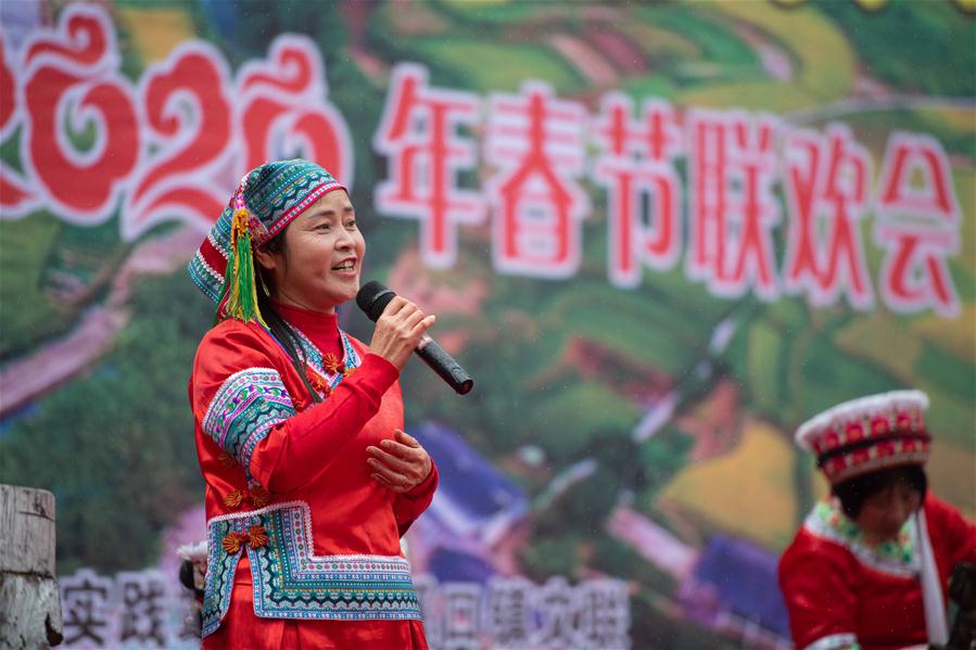 1月15日，在湖南省辰溪县双溪村，黄溪口镇山歌协会会员表演情景剧《千织弹纺》。 新华社发（陈思汗摄）
