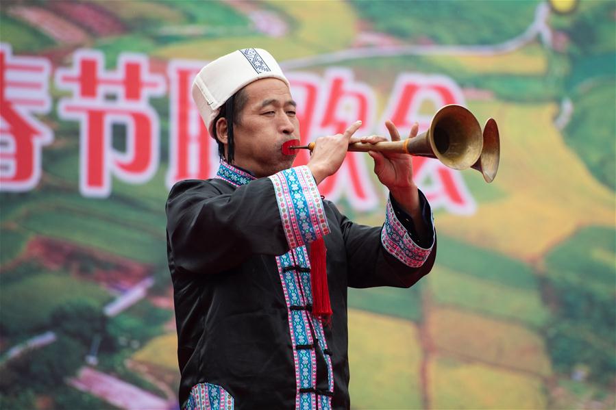 1月15日，在湖南省辰溪县双溪村，黄溪口镇山歌协会会员表演双唢呐《满堂红》。新华社发（陈思汗摄）