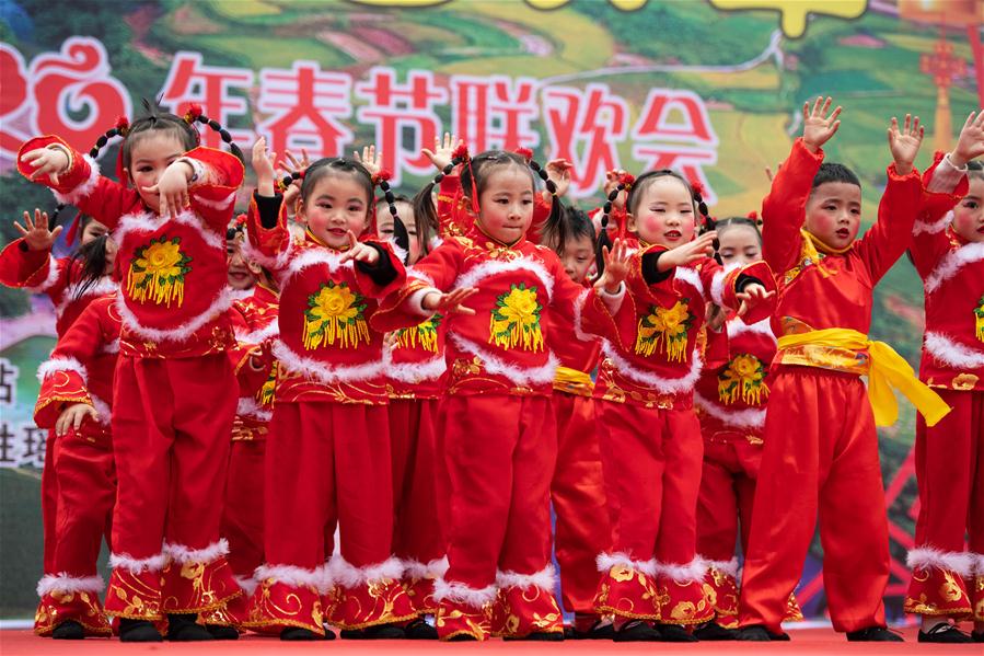 1月15日，在湖南省辰溪县双溪村，先锋幼儿园小朋友表演舞蹈《福娃闹春》。 新华社发（陈思汗摄）
