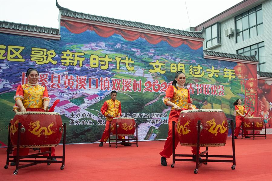 1月15日，在湖南省辰溪县双溪村，黄溪口镇广场舞协会表演舞蹈《龙腾鼓舞》。新华社发（陈思汗摄）